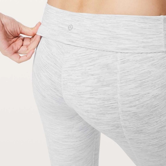 Lululemon Wunder Under Crop II Scallop 23" Size 4 - Picture 5 of 11